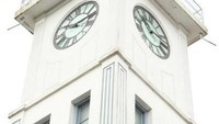 Jam Gadang memiliki 4 jam dengan diameter 80 cm