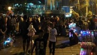 Suasana ramai di Jam Gadang saat malam hari
