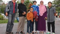 Mengunjungi Jam Gadang bersama keluarga