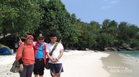 Bersama keluarga ketika berlibur di Pulau Pamutusan