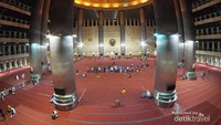 Bagian dalam masjid dengan 12 tiang berukuran besar