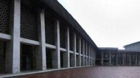 Pemandangan panorama di halaman bagian dalam masjid