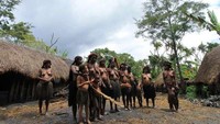 Para wanita Lembah Baliem bersiap-siap untuk menari sebelum pesta dimulai (dok. Satria Gunadharma/ACI)