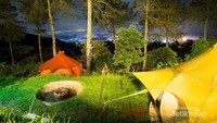 Cahaya lampu dari camping ground