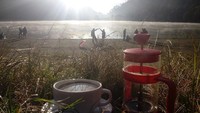 Menikmati pagi di Ranu Kumbolo ditemani Secangkir Kopi