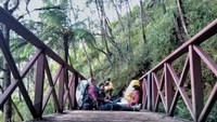 Istirahat di jembatan yang menghubungkan pos 2 dan pos 3