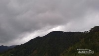 awan yang mengelilingi bukit