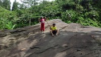 Bergaya di atas batu besar