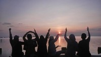 Menikmati sunset di Pulau Papa Theo