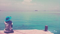 memandang luasnya laut biru nan cantik