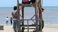 Menara penjaga pantai di Pasir Putih Anyer