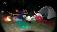 Suasana malam saat kemping