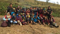 Berfoto bersama tim di Basecamp Desa Sembalun sebelum pendakian