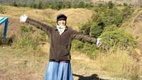 Berfoto di pintu masuk pendakian via Jalur Sembalun