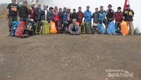 Berfoto bersama tim di Pos Pelawangan sebelum turun (sayangnya hari itu berkabut)