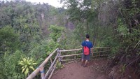 Perlu 30 menit berjalan menelusuri tebing untuk menikmati keindahan Coban Sriti