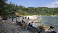 View pantai Momong