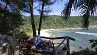 View pantai Momong