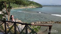 View pantai Momong