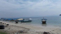 Perahu berjajar di garis pantai, siap mengantarkan pengunjung menuju pulau Tangkil