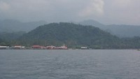 Keindahan pulau Tangkil yang tepat berseberangan dengan pantai Mutun juga menggoda untuk disambangi.