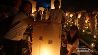 Wish yang kita tempel pada lampion merupakan doa dan harapan umat yang diharapkan mampu mencapai Nirwana.