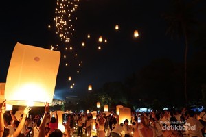 Kenang Lagi Lampion di Candi Borobudur