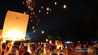Ribuan lampion diterbangkan oleh ribuan umat dari berbagai latar belakang.