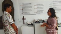 Pemandu menjelaskan koleksi  pameran kepada tamu.
