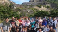 Keseruan foto bersama dalam mengunjungi objek wisata pantai Pandawa