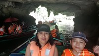 Menyusuri gua di laut