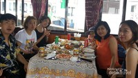Makan hasil laut segar di Cruise. Sedap!