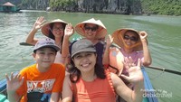 Bersampan menuju Pulau-pulau kecil di Ha Long Bay
