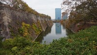 Osaka Castle dikelilingi oleh benteng,  gerbang, parit dan dinding batu