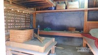 Suasana dapur dan kamar untuk Nenek Wayan mengahangatkan badan saat tidur di malam hari