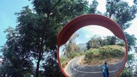 Jalan dari Pasuruan maupun Probolinggo relatif mulus. Tidak perlu menggunakan kendaraan berat untuk sampai ke desa terakhir (Wonokotri atau cemoro lawang)