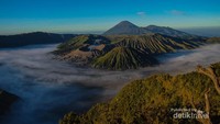 Barisan Gunung Bromo, Batok dan Semeru. Dilihat dari Pananjakan setelah lewat waktu sunrise
