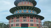 Terpesona saat memandang Pagoda Tian Ti yang menjadi ikon di Kenjeran Park dan dibuat dengan arsitektur semirip mungkin layaknya di China