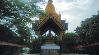 Bertatapan dengan patung Brahma 4 rupa yang menjulang tinggi bak raksasa dan merupakan replika serupa dengan yang ada di Thailand.
