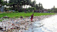 Kiriman sampah di pantai pasir putih
