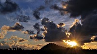 Menikmati sunrise di dekat dermaga