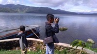 Pengunjung tak pernah puas menikmati keindahan alam yang terbentang