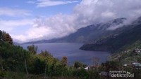 Danau yang membiru terlihat dari atas bukit