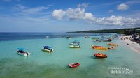 Pantai Bira dengan gradasi air lautnya