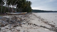Pantai Kasuso dan sampah yang menggunung
