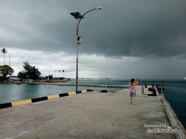 Dermaga pelabuhan kapal feri yang ada di Pulau Balai. Setiap kapal yang hendak ke Pulau Nias maupun Simeulue biasanya selalu transit di sini. Bisa kalian lihat badai di kejauhan sana dan cukup kontras dengan warna pantinya yang berwarna hijau tosc Dermaga pelabuhan kapal feri yang ada di Pulau Balai. Setiap kapal yang hendak ke Pulau Nias maupun Simeulue biasanya selalu transit di sini. Bisa kalian lihat badai di kejauhan sana dan cukup kontras dengan warna pantinya yang berwarna hijau tosc