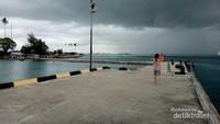 Dermaga pelabuhan kapal feri yang ada di Pulau Balai. Setiap kapal yang hendak ke Pulau Nias maupun Simeulue biasanya selalu transit di sini. Bisa kalian lihat badai di kejauhan sana dan cukup kontras dengan warna pantinya yang berwarna hijau tosc