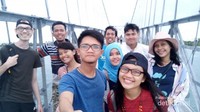Satu-satunya jembatan yang ada di Pulau Balai dan sampai kini belum selesai pembangunannya. Padahal dari sini lumayan indah pemandangan yang bisa kita saksikan
