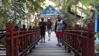 jalan masuk menuju Museum kupu - kupu di taman nasional di bantimurung
