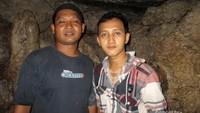 Saya berfoto di dalam Gua Emas bersama pemandu